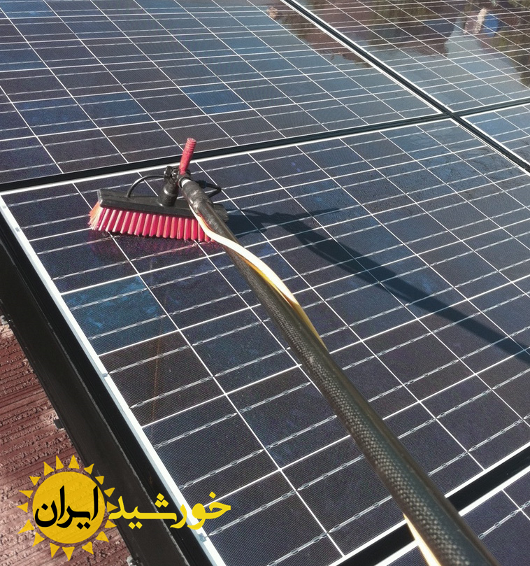 تمیز کردن پنل های خورشیدی بصورت دستی